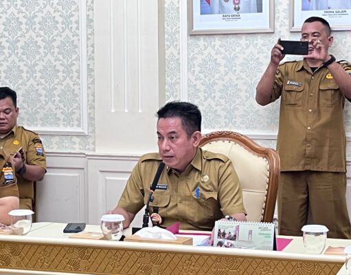 Pemkot Palembang Kick-Off Penataan Kabel Udara, Wali Kota Ratu Dewa Potong Kabel Fiber Optik di Jalan POM IX