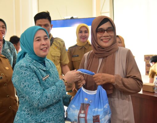 Ketua TP PKK Palembang Salurkan PMT bagi Ibu Hamil Risiko Stunting di Sako, Perkuat Intervensi Gizi 1.000 HPK