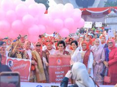 Ribuan Perempuan Padati Jembatan Ampera di Parade Kebaya dan Wastra/Songket