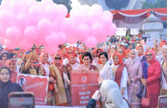 Ribuan Perempuan Padati Jembatan Ampera di Parade Kebaya dan Wastra/Songket