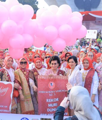 Ribuan Perempuan Padati Jembatan Ampera di Parade Kebaya dan Wastra/Songket