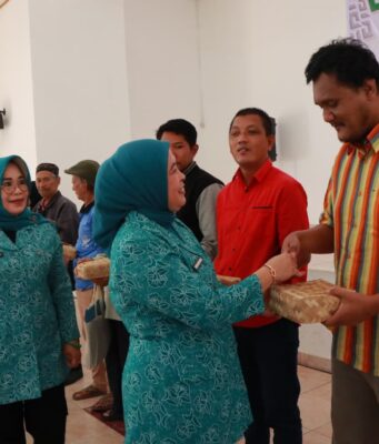 Pemkot dan BAZNAS Salurkan 200 Paket Gizi Protein Hewani di Sukarami