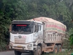 Langgar Larangan Gubernur, Truk Batu Bara PT BSE Dihadang Warga Simpang Raja PALI