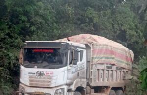 Langgar Larangan Gubernur, Truk Batu Bara PT BSE Dihadang Warga Simpang Raja PALI