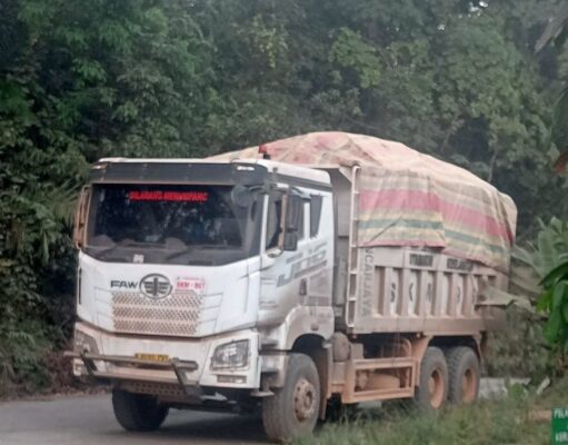 Langgar Larangan Gubernur, Truk Batu Bara PT BSE Dihadang Warga Simpang Raja PALI