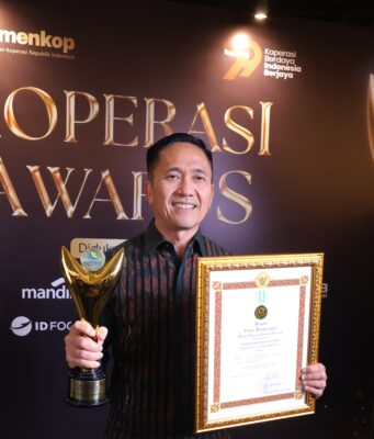 Wali Kota Palembang Ratu Dewa Raih Penghargaan Bakti Koperasi Nayaka Mahambara di Koperasi Awards 2026