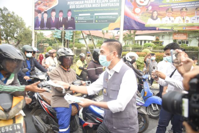 Ratu Dewa turun langsung bagikan masker ditengah kualitas udara Palembang yang memburuk