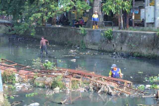 Gotong Royong Jumat Bersih, Pemkot Palembang Sisir Aliran Sungai Lambidaro
