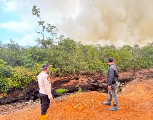 Satgas Aman Nusa II Patroli dan Padamkan Karhutla di Muara Enim