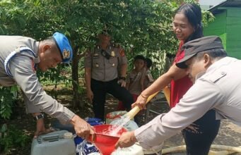 Wujud Pelayanan Presisi, Polda Sumsel Droping 7.000 Liter Air Bersih di Muba