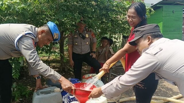 Wujud Pelayanan Presisi, Polda Sumsel Droping 7.000 Liter Air Bersih di Muba
