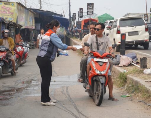 Respons Cepat Dampak Karhutla, PHE Jambi Merang Bagikan Masker ke Warga Sekitar