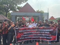 Gubernur tak punya nyali, Ratusan massa PP Talang Ubi Geruduk Kantor Gubernur Sumsel desak hentikan truk Batubara PT BSE