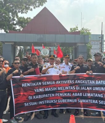 Gubernur tak punya nyali, Ratusan massa PP Talang Ubi Geruduk Kantor Gubernur Sumsel desak hentikan truk Batubara PT BSE