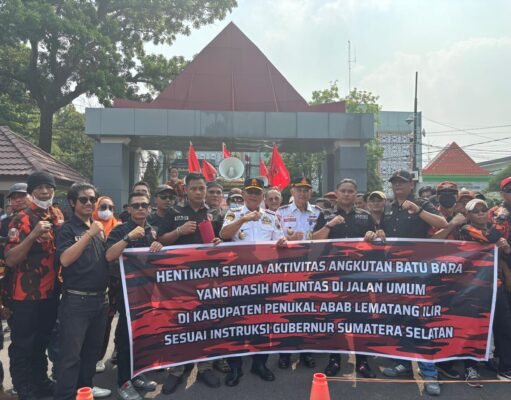 Gubernur tak punya nyali, Ratusan massa PP Talang Ubi Geruduk Kantor Gubernur Sumsel desak hentikan truk Batubara PT BSE