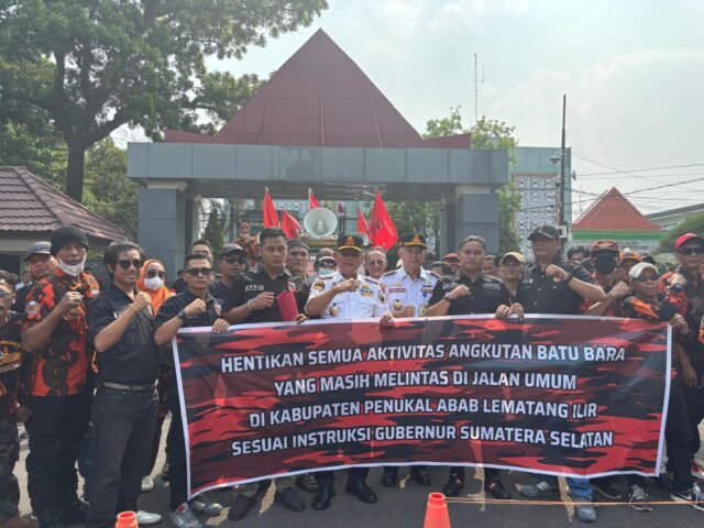 Gubernur tak punya nyali, Ratusan massa PP Talang Ubi Geruduk Kantor Gubernur Sumsel desak hentikan truk Batubara PT BSE