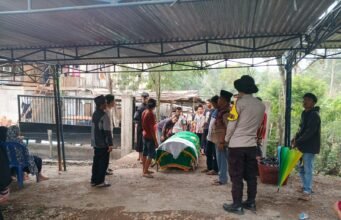 Hadir di Tengah Masyarakat, Si Baja Polsek Muara Pinang Kawal Pengantaran Jenazah hingga Pemakaman