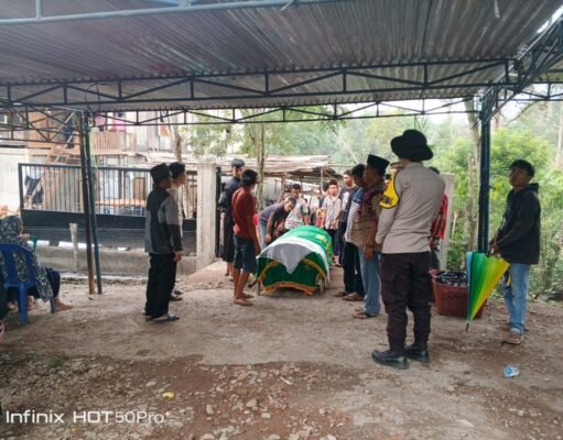 Hadir di Tengah Masyarakat, Si Baja Polsek Muara Pinang Kawal Pengantaran Jenazah hingga Pemakaman