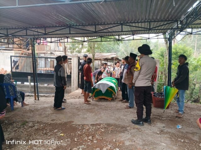 Hadir di Tengah Masyarakat, Si Baja Polsek Muara Pinang Kawal Pengantaran Jenazah hingga Pemakaman