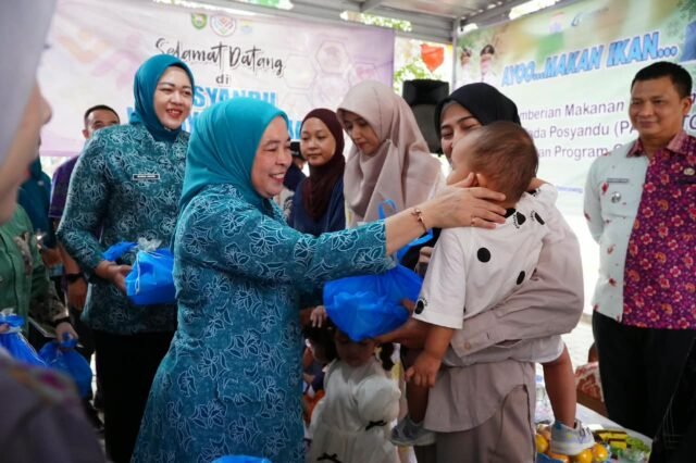 Perkuat Gizi Anak, TP PKK Palembang Salurkan Makanan Tambahan Olahan Ikan untuk Balita