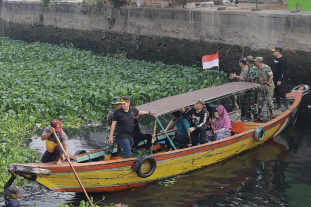 Kodim 0418 dan Pemkot Palembang Bersihkan Sungai Sekanak di Program Indonesia Asri 2026