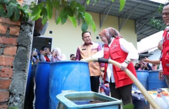 Kemarau Panjang, Sumur Warga Kering Dua Bulan, Pemkot Palembang dan PMI Salurkan Air Bersih di Sukamulya