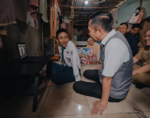 Dari Taman Kota, Ruang Aman Asap, Hingga Bagikan Ribuan Laptop untuk Siswa Miskin