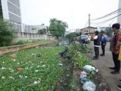 Kulkas Dibuang ke Sungai Bendung, Pemkot Palembang Ingatkan Warga soal Risiko Banjir