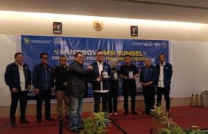 Musprov SMSI Sumsel Dr. H. Joncik Muhammad Raih Penghargaan Tertinggi