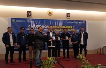 Musprov SMSI Sumsel Dr. H. Joncik Muhammad Raih Penghargaan Tertinggi