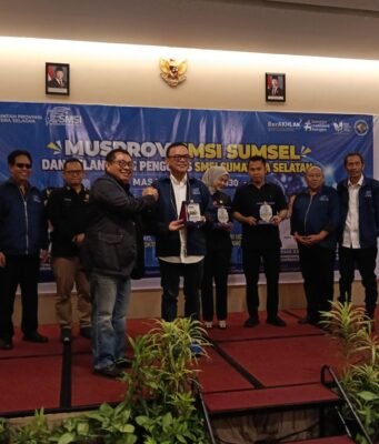Musprov SMSI Sumsel Dr. H. Joncik Muhammad Raih Penghargaan Tertinggi
