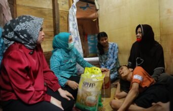 Pemkot Palembang Salurkan Bantuan Kursi Roda dan Sembako Lewat Program Palembang Peduli di Seberang Ulu I