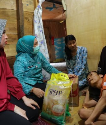 Pemkot Palembang Salurkan Bantuan Kursi Roda dan Sembako Lewat Program Palembang Peduli di Seberang Ulu I
