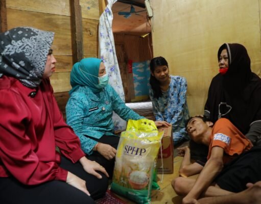 Pemkot Palembang Salurkan Bantuan Kursi Roda dan Sembako Lewat Program Palembang Peduli di Seberang Ulu I