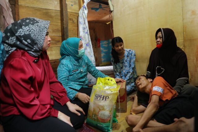 Pemkot Palembang Salurkan Bantuan Kursi Roda dan Sembako Lewat Program Palembang Peduli di Seberang Ulu I
