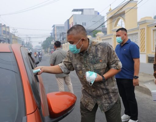 Cegah Dampak Buruk Kualitas Udara, Pemkot Palembang Bagikan 15.000 Masker di Persimpangan Jalan