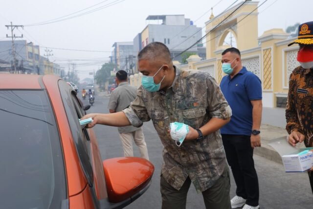 Cegah Dampak Buruk Kualitas Udara, Pemkot Palembang Bagikan 15.000 Masker di Persimpangan Jalan