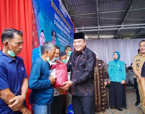Bupati Toha Turun Langsung ke Bayung Lencir, Serap Aspirasi Warga dan Salurkan Bantuan Sembako